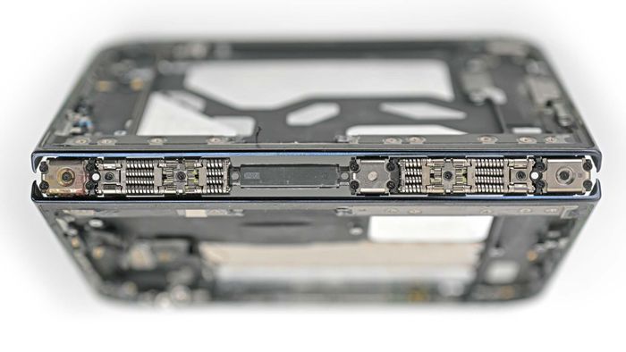  Hệ thống bản lề gồm nhiều bánh răng đồng bộ, lò xo và khớp nối kim loại. Theo iFixit, các bộ phận này giúp 2 nửa thiết bị chuyển động cùng nhau và duy trì nhiều góc gập khác nhau. Ảnh: iFixit. 