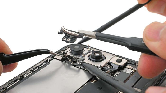  Hệ thống camera nằm gần bề mặt khung máy, giúp việc tiếp cận và tháo lắp thuận tiện hơn. iPhone Duo có 4 camera, gồm 2 camera sau, một camera selfie ở màn hình ngoài và một camera ẩn dưới màn hình gập. Ảnh: iFixit. 