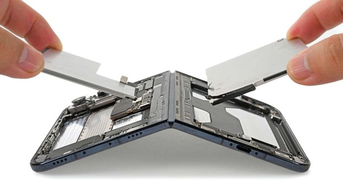  iPhone Duo sử dụng 2 viên pin với tổng dung lượng 19,1 Wh. Apple trang bị lớp keo có thể tách bằng dòng điện, cho phép kỹ thuật viên tháo pin mà không cần dùng lực cạy mạnh, qua đó giảm nguy cơ làm thủng cell pin. Ảnh: iFixit. 