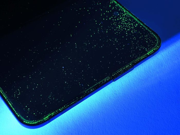  Các chuyên gia của iFixit cũng dùng bụi phát sáng để xem bụi có thể chui vào đâu trong máy. Bụi chủ yếu dính ở phía rìa màn hình, và một phần nhỏ vẫn lọt vào trong cơ cấu bản lề, dẫn đến nguy cơ hỏng bản lề khi dùng lâu. Tuy nhiên, iFixit cũng lưu ý lượng bụi lọt vào bản lề có vẻ ít hơn Galaxy Z Fold8 và Pixel 11 Pro Fold. 