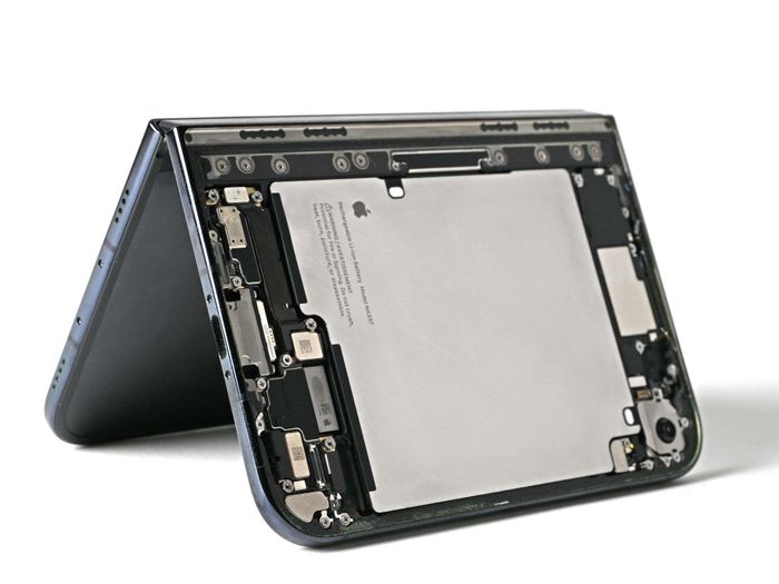  Viên pin của iPhone Duo được đặt trong lớp vỏ kim loại để tăng khả năng bảo vệ khi sửa chữa. Theo iFixit, thiết kế này giúp hạn chế nguy cơ thủng pin nếu kỹ thuật viên phải sử dụng dụng cụ cạy hoặc dung môi. Ảnh: iFixit. 