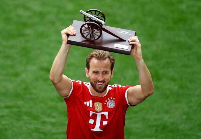  Kane có một mùa giải xuất sắc trong màu áo Bayern Munich và tuyển Anh. Anh ghi 73 bàn sau 65 trận, đồng thời đạt tổng cộng 105 lần trực tiếp góp dấu giày vào bàn thắng, gồm 90 pha lập công và 15 kiến tạo. Tiền đạo người Anh còn giành Chiếc giày vàng Bundesliga, Chiếc giày vàng châu Âu và cùng đội bóng đoạt 3 danh hiệu. 