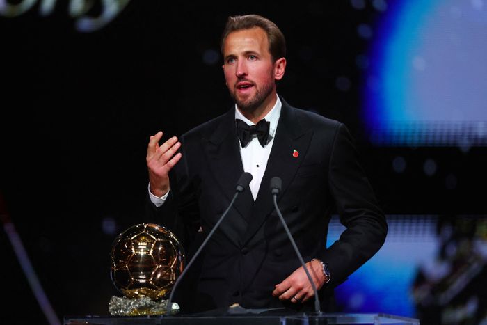  Phát biểu sau khi nhận giải, Kane thừa nhận gần như không nói nên lời. Anh cảm ơn France Football và ban tổ chức vì sự kiện, đồng thời nhấn mạnh việc đăng quang tại London khiến chiến thắng càng thêm ý nghĩa. Tiền đạo người Anh cũng gửi lời tri ân đến những người bỏ phiếu cho mình, trong bối cảnh có nhiều cầu thủ đẳng cấp thế giới cùng góp mặt tại buổi lễ. 