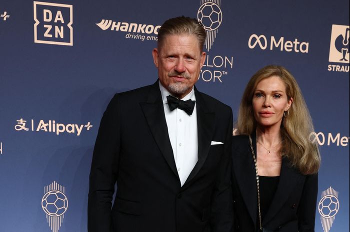  Thủ môn huyền thoại Peter Shmeichel sánh đôi cùng vợ Laura von Lindholm trong buổi gala trao giải. Thành tích cá nhân cao nhất của ông trong cuộc bầu chọn Quả bóng vàng là vị trí thứ 5 vào năm 1992. 
