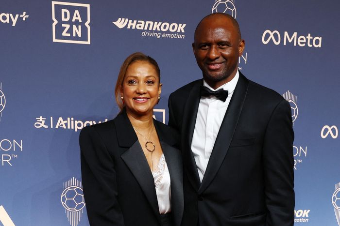 Huyền thoại bóng đá Pháp kiêm HLV trưởng tuyển Senegal, Patrick Vieira, được mời dự sự kiện cùng vợ Cheryl Plaza. Dù có sự nghiệp ấn tượng tại Arsenal, Vieira vẫn chưa từng có cơ hội nâng cao danh hiệu Quả bóng vàng. 