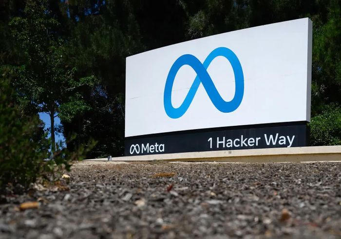  Biển hiệu bên ngoài trụ sở Meta tại Menlo Park, bang California, Mỹ. Ảnh: Bloomberg. 