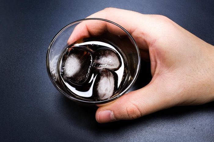  Điều chỉnh thói quen ăn uống, giảm dần đồ ngọt giúp kiểm soát đường huyết, cân nặng về lâu dài. Ảnh: Magnific. 