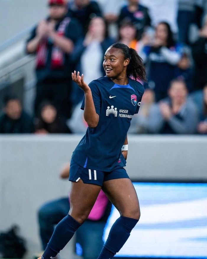 Vào tháng 9/2025, Gotham FC chi 1,25 triệu USD để đưa Shaw về từ North Carolina Courage. Thương vụ thiết lập kỷ lục phí chuyển nhượng giữa các đội bóng trong NWSL, vượt mức 600.000 USD mà Kansas City Current trả cho Utah Royals để chiêu mộ Ally Sentnor trong cùng năm. Ảnh: @jaedynshaw11/Instagram.