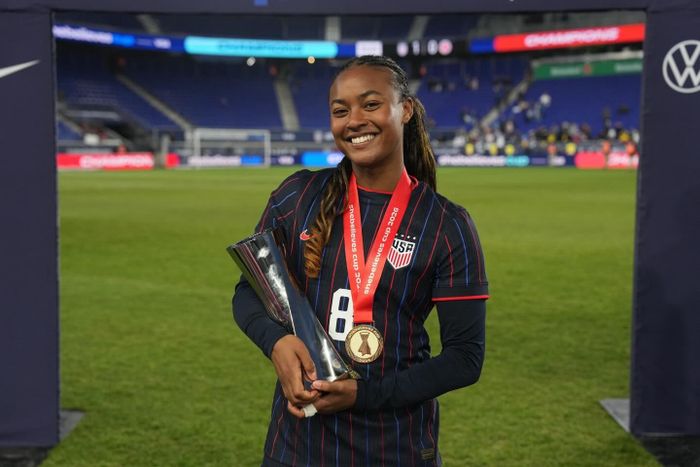 Trong trận ra mắt NWSL năm 2022, Shaw ghi bàn duy nhất giúp đội nhà thắng Chicago Red Stars 1-0. Cuối năm đó cô được Liên đoàn Bóng đá Mỹ vinh danh là Cầu thủ nữ trẻ xuất sắc nhất năm. Năm 2024, Shaw giành Quả bóng Vàng tại Concacaf W Gold Cup, giải đấu dành cho các đội tuyển nữ thuộc khu vực Bắc, Trung Mỹ và Caribe. Đây là danh hiệu dành cho cầu thủ xuất sắc nhất giải. Cô cùng tuyển Mỹ sau đó giành huy chương vàng bóng đá nữ tại Olympic Paris 2024. Ảnh: @jaedynshaw11/Instagram.