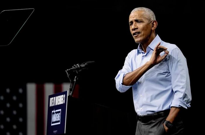  Cựu Tổng thống Barack Obama đã thu hút sự chú ý khi tham gia vận động tranh cử tại Michigan và Ohio hôm 24/10. Ảnh: WSJ. 