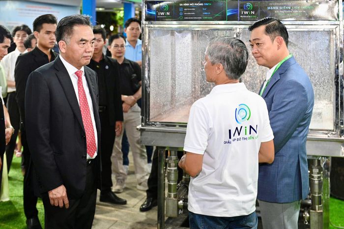  Tham quan triển lãm, Phó chủ tịch Thường trực UBND TP.HCM Nguyễn Lộc Hà cũng có dịp quan sát, tìm hiểu sáng kiến chống ngập đô thị - mạng giếng liên thông. Phương án xây dựng mạng giếng liên thông phân tán, mô-đun, chạy song song với hệ thống cống thoát nước hiện hữu. Khi vượt ngưỡng, nước được chuyển tải qua mạng giếng ngầm, hội tụ về trạm bơm trung tâm để xả ra nơi tiếp nhận. Mục tiêu là xử lý nước ngay từ đầu nguồn, với nguyên lý “bơm sớm - vận hành như giếng không đáy”. 