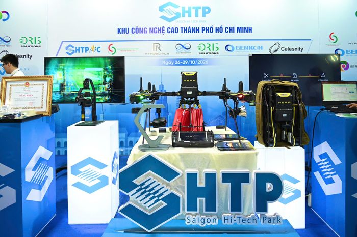  RtRobotics - đơn vị thành công xuất khẩu sản phẩm thiết bị bay không người lái (UAV) sang thị trường Mỹ - đã mang đến triển lãm thiết bị UAV Hera có khả năng phục vụ quân sự và dân sự, sức nâng 14 kg. Nếu thuần thục, thiết bị có khả năng gấp gọn trong một chiếc balo trong 1 phút. Một phiên bản khác nâng cấp hơn là dòng Vega có thể nâng tới 20 kg, được thiết kế chuyên biệt phục vụ cho quân sự. 