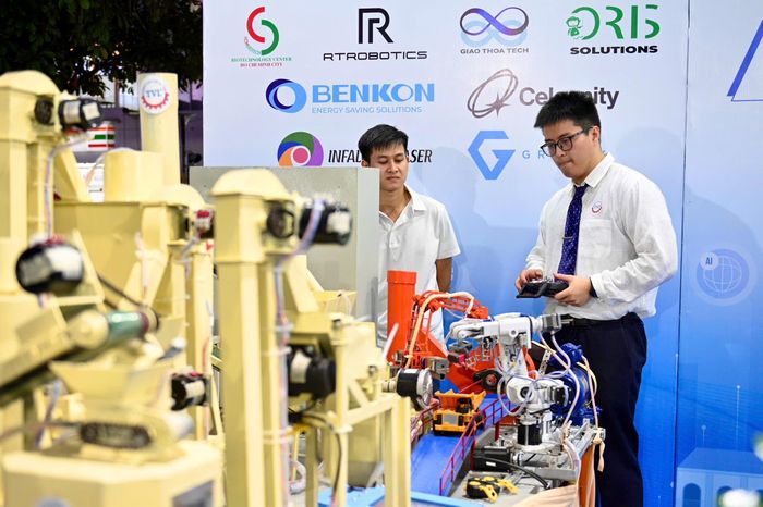  Triển lãm mở cửa tự do tham quan từ 10h đến 22h hàng ngày đến hết 29/10. Không gian bố trí thành 4 phân khu, gồm khu trưng bày sản phẩm công nghệ cao, khu trưng bày đô thị xanh, khu trưng bày sản phẩm xanh, và khu hoạt động trải nghiệm cộng đồng. 