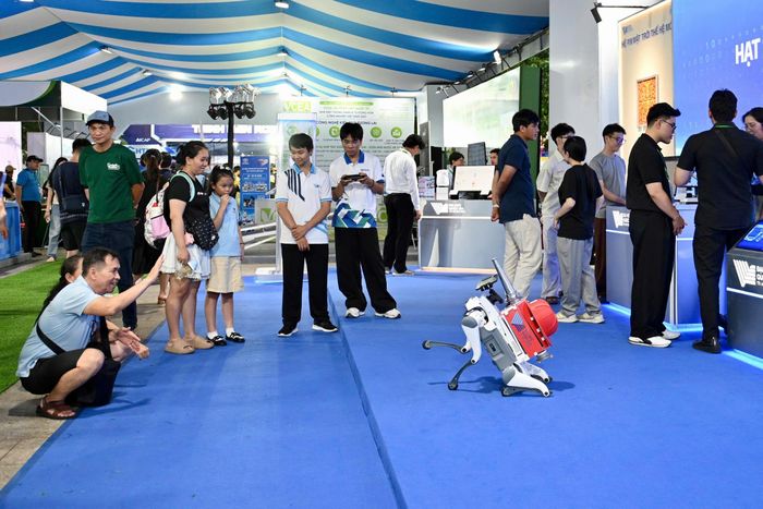  Người dân thích thú tìm hiểu, tương tác với robot của doanh nghiệp và nhóm nghiên cứu Việt Nam. 