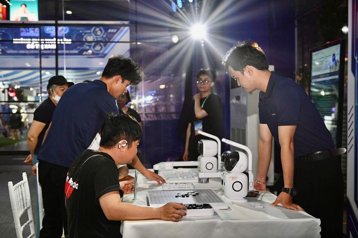  Bên cạnh việc xem robot trình diễn, khách tham quan có thể thử sức đánh cờ với robot. Khoảng 600 m2 tại triển lãm là không gian trưng bày sản phẩm trí tuệ nhân tạo do CTCP Tập đoàn AICAP phối hợp cùng AIBRAIN, AIROBO và Liên minh Phát triển Công nghiệp Robot Trung Quốc (CDRA) triển khai. Họ mang đến triển lãm một số loại robot hình người của Unitree và AgiBot, robot Tiểu Pi, robot K1 có khả năng sút bóng, robot 4 chân, cùng các dòng robot giao nhận, vệ sinh. 