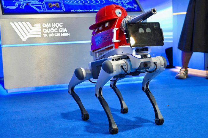 Về phía Việt Nam, phòng thí nghiệm nghiên cứu Advanced Computing Lab (ACLab) của Trường Đại học Bách Khoa TP.HCM, ĐHQG TP.HCM, giới thiệu chó robot cứu hộ. Robot này có thể được đưa vào những khu vực chật hẹp để khảo sát địa hình, tìm đường và xác định vị trí người gặp nạn. Robot còn được trang bị camera, cho phép người điều khiển từ xa quan sát hình ảnh bên trong khu vực; đồng thời tích hợp một trợ lý AI để tra cứu các thông tin về cứu hộ. 