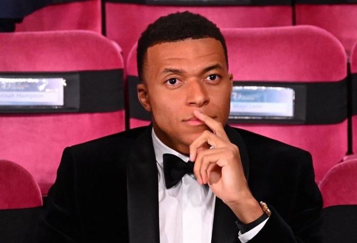 Mbappe thành trò cười khi lỡ hẹn với QBV.
