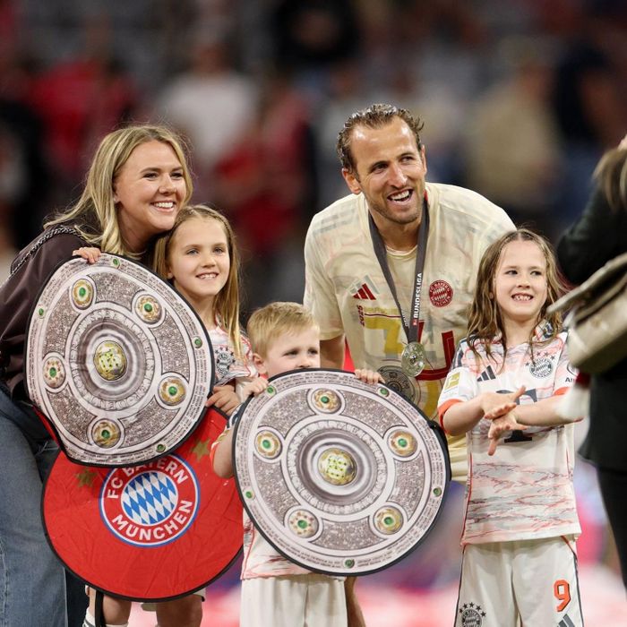  Tháng 8/2023, Kane chuyển từ Tottenham Hotspur sang Bayern Munich, bắt đầu chương mới trong sự nghiệp tại Đức. Thương vụ này cũng kéo theo những thay đổi trong cuộc sống của gia đình anh. Thời gian đầu, Kane ở khách sạn tại Munich trong khi Katie ở lại Anh để sinh người con út và tìm nhà cho cả gia đình. Đến đầu năm 2024, cô cùng các con chuyển sang Đức sinh sống với tiền đạo người Anh trong một căn biệt thự nhìn ra sông Isar. Ảnh: @katekanex/Instagram. 