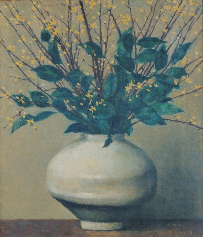 Trong phần Home, nổi bật là tác phẩm Forsythia do bậc thầy vẽ tranh tĩnh vật Sangbong thực hiện năm 1975. Chiếc bình hoa được lấy cảm hứng từ mặt trăng tròn, bên trên là những cành hoa kim ngân vàng đang nở rộ. Qua những nét vẽ nhẹ nhàng, tác phẩm ẩn chứa những lựa chọn rất có chủ ý của tác giả về khối lượng, hình dạng, sự liên kết với không gian và hài hòa về màu sắc. Ảnh: Seoul Auction. 
