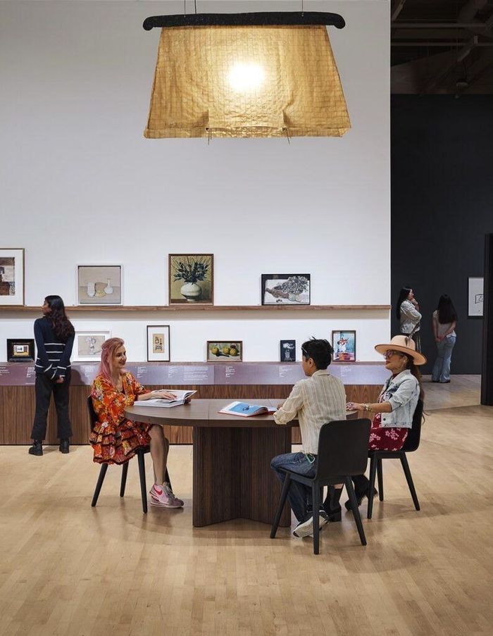  Năm ngoái, SFMOMA phải cắt giảm 7,5% nhân sự do thâm hụt ngân sách 5 triệu USD, trong bối cảnh các bảo tàng tại Mỹ vẫn chưa khôi phục hoàn toàn sau đại dịch và thiếu nguồn tài trợ. Giám đốc mới Christopher Bedford cho biết bảo tàng sẽ điều chỉnh chương trình và ngân sách để phù hợp với lượng khách thường niên dự kiến giảm còn khoảng 600.000 người. Ảnh: Mackenzie Schmidt. 