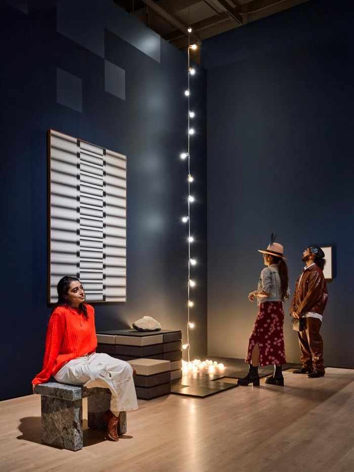  Tuy nhiên, triển lãm của RM sau đó tạo cú hích tài chính đáng kể cho bảo tàng SFMOMA. Thành công của triển lãm phần nào nhờ vào việc anh là trưởng nhóm BTS, một trong những nhóm nhạc nam nổi tiếng nhất thế giới. Hàng trăm người hâm mộ đã xếp hàng ngoài bảo tàng để tham gia buổi khai mạc. Một người cho biết đã bay từ London đến chỉ để gặp RM. Người khác tặng các nhà báo những túi quà nhỏ kèm lời cảm ơn. Các sản phẩm lưu niệm của triển lãm được bán tại bảo tàng và cửa hàng trực tuyến cũng hết sạch chỉ trong vòng 3 giờ. Ảnh: Matthew Millman. 