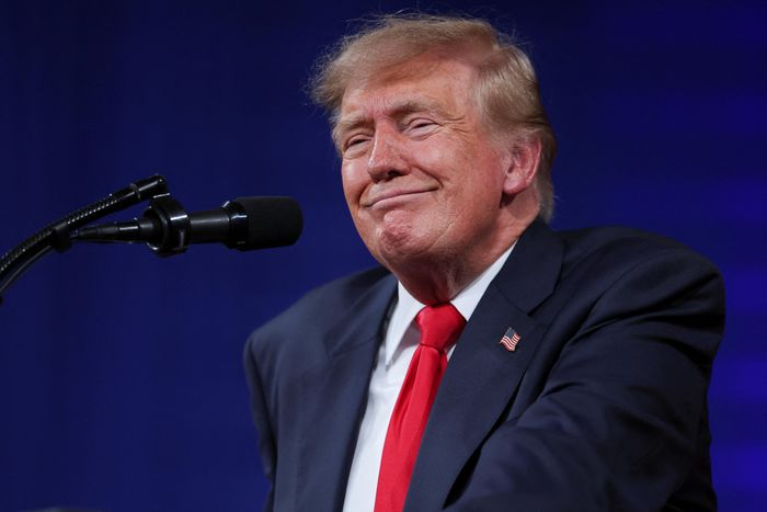  Tổng thống Donald Trump cho biết các công ty dầu khí nước này đang thu về khoản lợi nhuận khổng lồ nhờ giá dầu tăng cao. Ảnh: Reuters. 