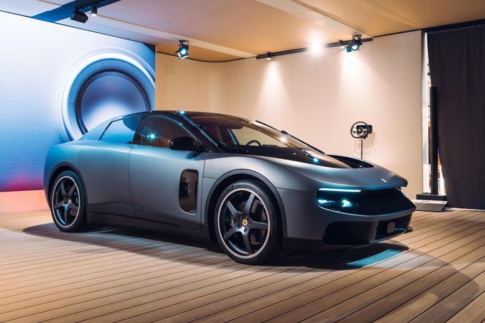 Là mẫu EV đầu tiên của thương hiệu, Ferrari Luce sử dụng 4 động cơ điện độc lập tại từng bánh trên nền tảng 800 V, công suất tối đa 1.050 mã lực và mô-men xoắn cực đại 990 Nm.