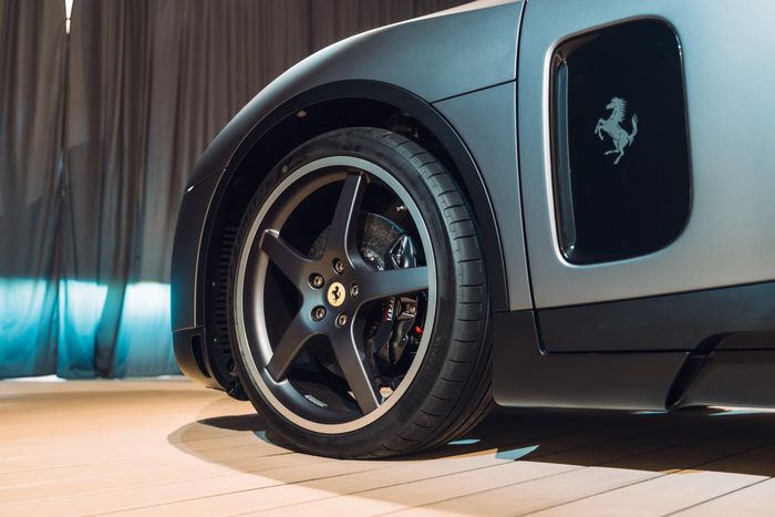 Tuy nhiên, không một nhà sưu tập nào chịu mua một chiếc Ferrari "tiêu chuẩn". Với hàng loạt những tùy chọn cá nhân hóa đắt đỏ, chi phí cuối cùng có thể đội thêm hàng trăm nghìn USD.