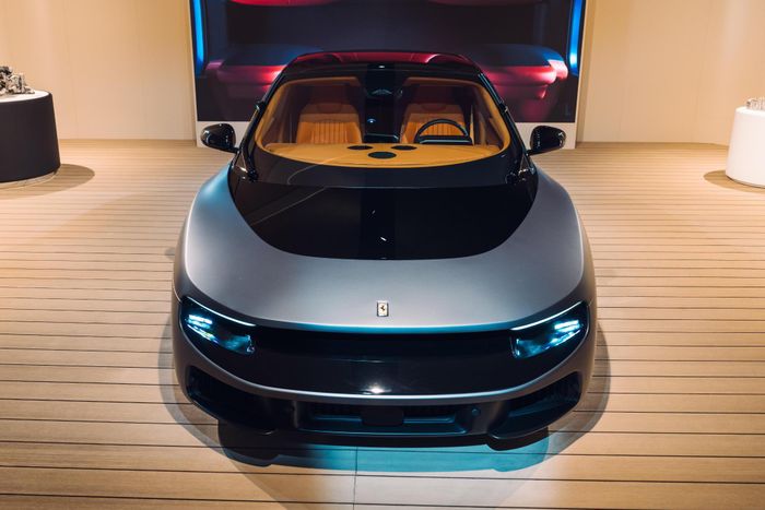 Mẫu xe điện đầu tiên của Ferrari có giá khởi điểm 560.800 USD tại Mỹ, thấp hơn khoảng 80.000 USD so với mức giá công bố tại thị trường châu Âu. Tuy nhiên, mức chênh lệch này sẽ thế nào khi mẫu siêu xe này về tay chủ sở hữu?