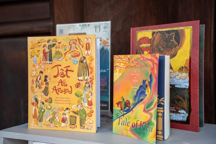  Đơn vị thực hiện triển lãm Major Books là một nhà xuất bản sách tại London (Anh), được thành lập năm 2022 với mục tiêu đưa văn học Việt đến với cộng đồng văn chương thế giới. Ra đời từ niềm tin rằng không có nền văn học nào là “yếu thế”, Major Books tập trung vào các bản dịch chất lượng cao, trung thành với nguyên tác, được thực hiện bởi đội ngũ dịch giả bản xứ. Danh mục tác phẩm do Major Books xuất bản trải dài từ văn học hậu chiến, kiệt tác kinh điển, sách thiếu nhi đến những sáng tác đương đại. 