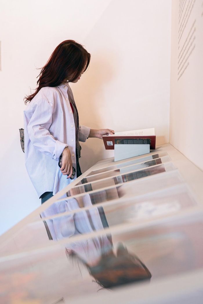  Một số câu chuyện trong cuốn sách gồm Con mụ Lường; Sự tích trầu, cau, vôi; Dã Tràng; Con gái thần Nước yêu chàng đánh cá; Mẫu Liễu Hạnh; Tấm Cám; Sự tích Đầm Nhất Dạ; Gái ngoan dạy chồng... 11 câu chuyện này được chọn lọc cho cuốn sách nhằm tập trung vào hình tượng người phụ nữ trong tác phẩm dân gian Việt Nam. Điểm chung của hình tượng phụ nữ trong các tác phẩm này là họ không thuộc tuýp nhân vật "cô gái gặp nạn cần được giải cứu", mà là anh hùng, nhân vật thông minh hoặc tinh quái, thậm chí có thể là nhân vật phản diện.