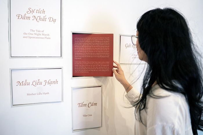  Thông qua các sắp đặt mang tính tương tác, khán giả có thể nhận ra sự đa dạng của các nhân vật trong truyện: từ Mẫu Liễu Hạnh mạnh mẽ tới một cô Tấm luôn giữ gìn khát vọng hạnh phúc dù số phận nhiều lần có những khúc rẽ nghiệt ngã.