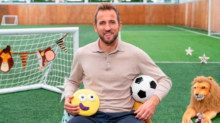  Kane khi tham gia đọc sách cho trẻ em trong chương trình CBeebies Bedtime Stories của BBC. Ảnh: BBC. 