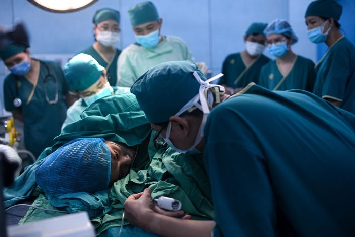  Người mẹ 27 tuổi hiến một phần gan cứu con trai ruột mắc bệnh teo đường mật bẩm sinh. Ảnh minh họa: Duy Hiệu. 