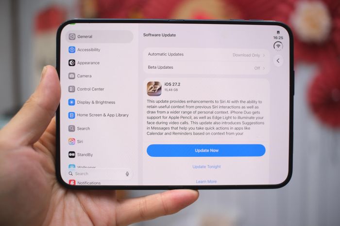 Thông báo cập nhật iOS 27.2 trên iPhone Duo. Ảnh: Tuấn Anh.