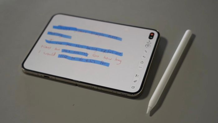 Mẫu iPhone gập hỗ trợ Apple Pencil cổng USB-C khi cập nhật lên iOS 27.2 Ảnh: MacRumors.
