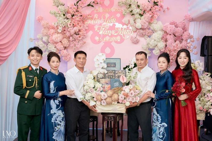 Tráp sách xuất hiện nổi bật trong lễ nạp tài của Hải Yến và Văn Minh, bên cạnh các tráp lễ theo truyền thống. Ảnh: Nhân vật cung cấp.