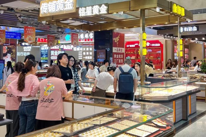  Người dân mua sắm tại Shuibei Wanshan, trung tâm giao dịch vàng và trang sức lớn ở Thâm Quyến. Ảnh: SCMP. 