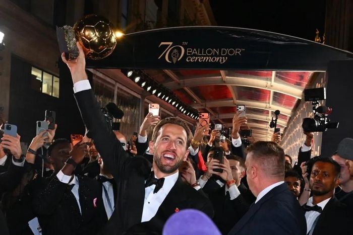  Ngôi sao Bayern Munich xuất hiện tại địa điểm giải trí sang trọng với chiếc cúp Quả bóng vàng trên tay. Kane tỏ rõ niềm phấn khích khi tiến vào hộp đêm. Tại đây, anh được chào đón bằng màn trình diễn pháo sáng gắn trên những chai champagne và bầu không khí náo nhiệt. 