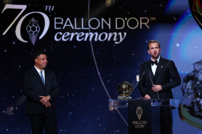  Kane có một mùa giải xuất sắc trong màu áo Bayern Munich và tuyển Anh. Anh ghi 73 bàn sau 65 trận. Tiền đạo người Anh còn giành Chiếc giày vàng Bundesliga, Chiếc giày vàng châu Âu và cùng đội bóng đoạt 3 danh hiệu. 