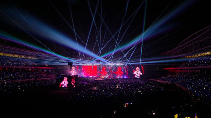 Hàng vạn khán giả lấp đầy hàng ghế ở sân Mỹ Đình trong concert của BigBang.