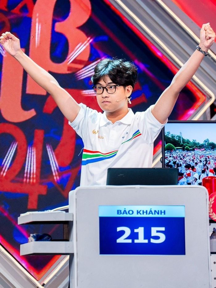 Phan Minh Đức (quán quân Olympia năm 2010) và Trần Bùi Bảo Khánh (quán quân năm 2025). Ảnh: Trần Hiền.