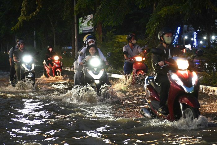  Theo ghi nhận của Tri Thức - Znews, tại đường Trần Xuân Soạn, nước bắt đầu dâng từ khoảng 17h, tràn lên mặt đường và làm ngập một số đoạn. Có nơi nước ngập hơn bánh xe máy. Một số đoạn ngập sâu khiến các phương tiện phải chạy chậm, dò đường hoặc tìm cách đi vòng. 