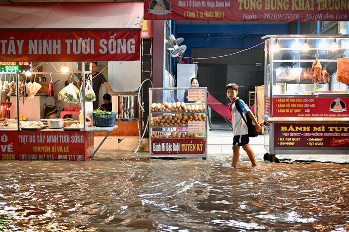  Đến khoảng 18h, nước tiếp tục dâng tại đường Phạm Hữu Lầu, đặc biệt ở đoạn giao với đường 15B. Thời điểm này, lượng xe lưu thông đông do người dân tan sở, học sinh tan học. Đây là lần thứ 2 trong tuần đường Trần Xuân Soạn và Phạm Hữu Lầu rơi vào cảnh ngập do triều cường. 
