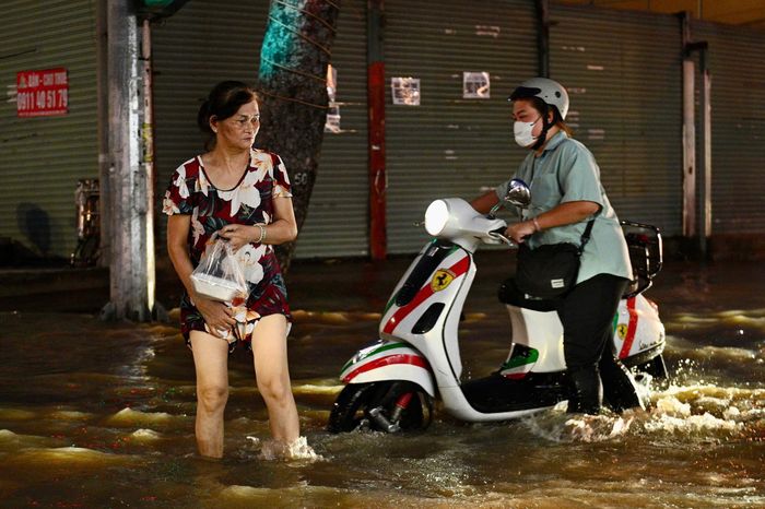  Cơ quan khí tượng cảnh báo triều cao có thể gây ngập ở các khu vực thấp, ven sông. Người dân được khuyến cáo theo dõi tình hình triều cường, chủ động chọn lộ trình phù hợp và tránh đi vào đoạn ngập sâu.