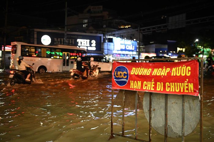  Tại đoạn ngập sâu, Công ty Thoát nước Đô thị TP.HCM (UDC) đặt biển cảnh báo, khuyến cáo người dân tránh cho phương tiện đi vào khu vực để hạn chế nguy cơ chết máy. Đỉnh triều đạt 1,75 m cũng khiến nhiều tuyến đường ở quận 7 và 2 cũ ngập sâu, giao thông ùn ứ như tại giao lộ Nguyễn Hữu Thọ - Nguyễn Thị Thập; đường Võ Văn Kiệt, đoạn gần cầu Calmette; khoảng 2 km đường Bùi Văn Ba (phường Tân Thuận). 