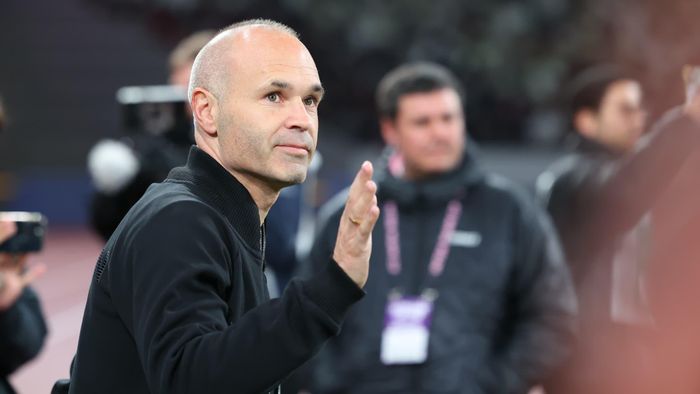  Iniesta trải qua 16 mùa giải tại đội một Barcelona, giành 32 danh hiệu, gồm 4 chức vô địch Champions League. 