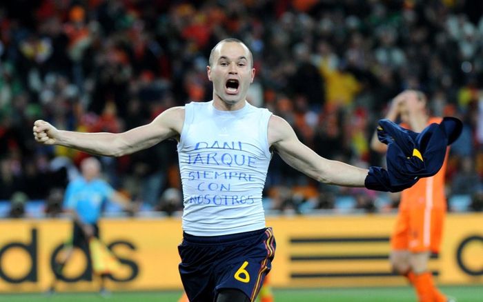  Cha và ông ngoại Iniesta từng định đưa anh về nhà ngay trong đêm đầu tiên, nhưng mẹ anh đã ngăn cản. 