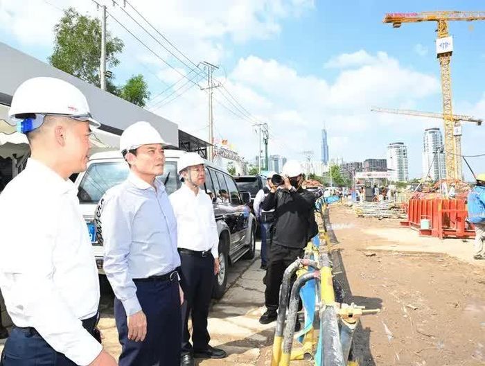 Bí thư Thành ủy TP.HCM Trần Lưu Quang kiểm tra tiến độ Dự án Quảng trường Trung tâm thành phố và Trung tâm Hành chính của TP.HCM, chiều 27-10-2026. Ảnh: Việt Dũng/Sài Gòn Giải Phóng.