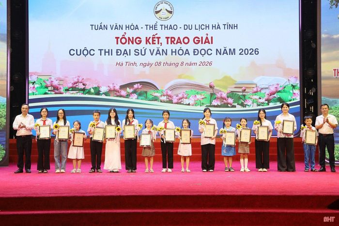 Ban tổ chức trao các giải Nhì, Ba, Khuyến khích cho các học sinh.